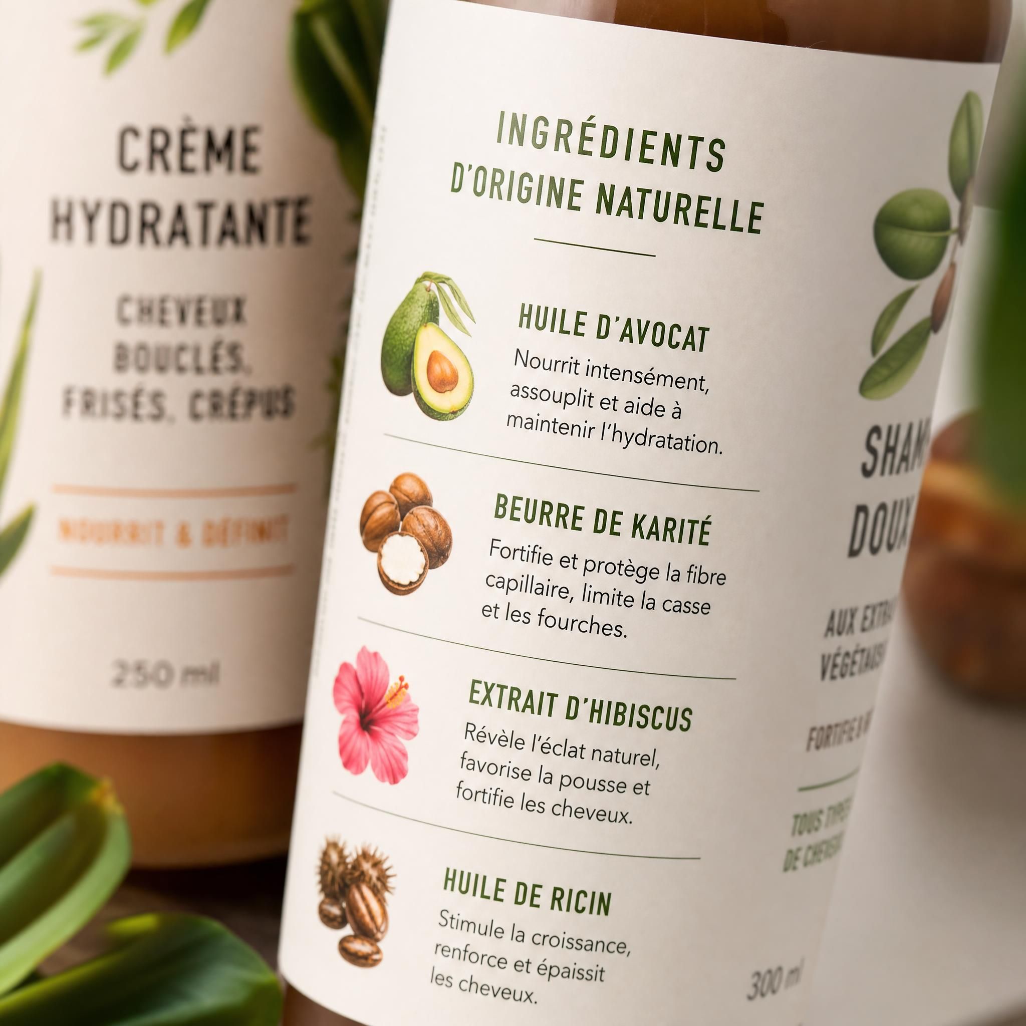 Gros plan sur des étiquettes de produits capillaires naturels, ingrédients soins cheveux texturés bouclés