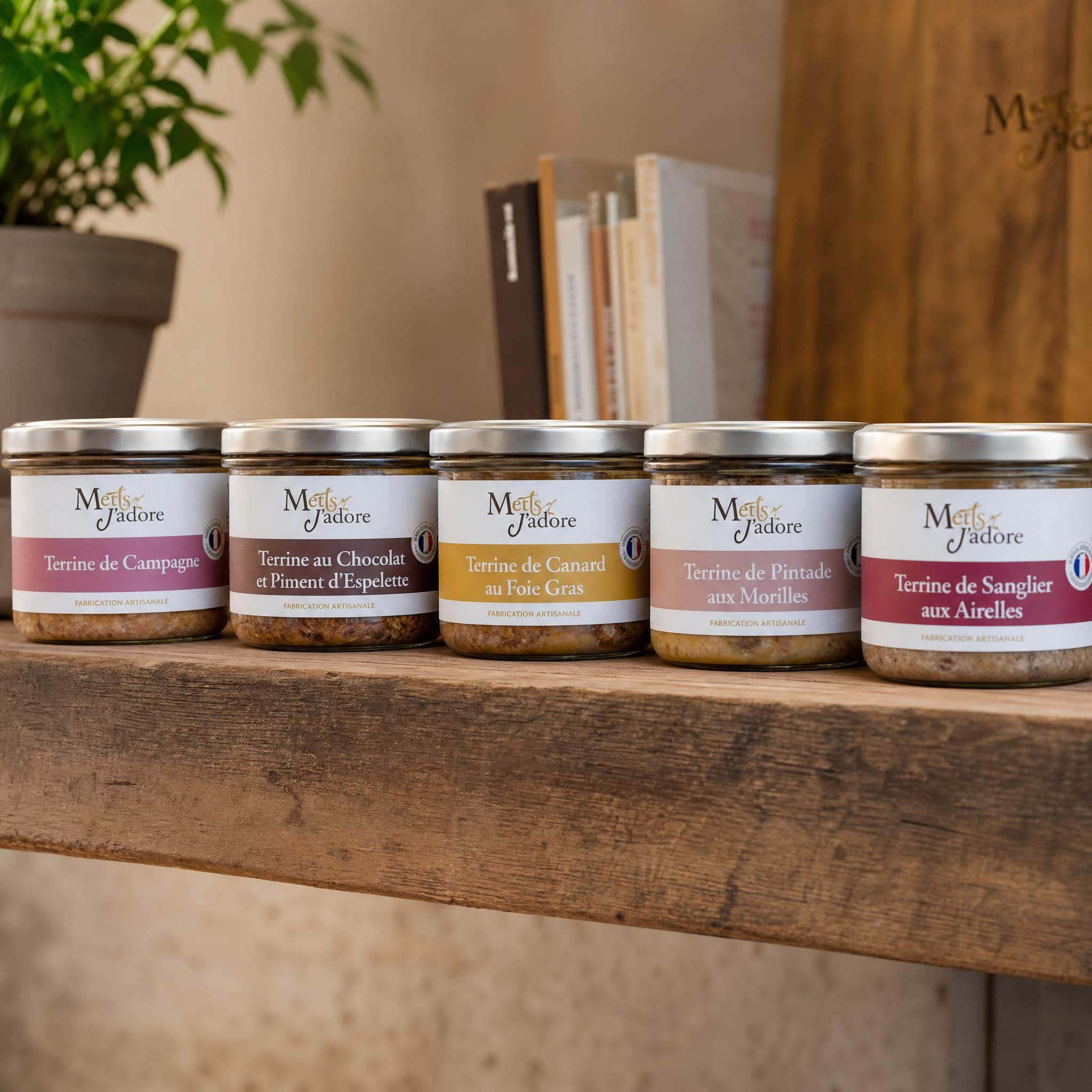 Bocaux de terrines artisanales Mets J'adore alignés sur une étagère en bois, lumière naturelle chaleureuse