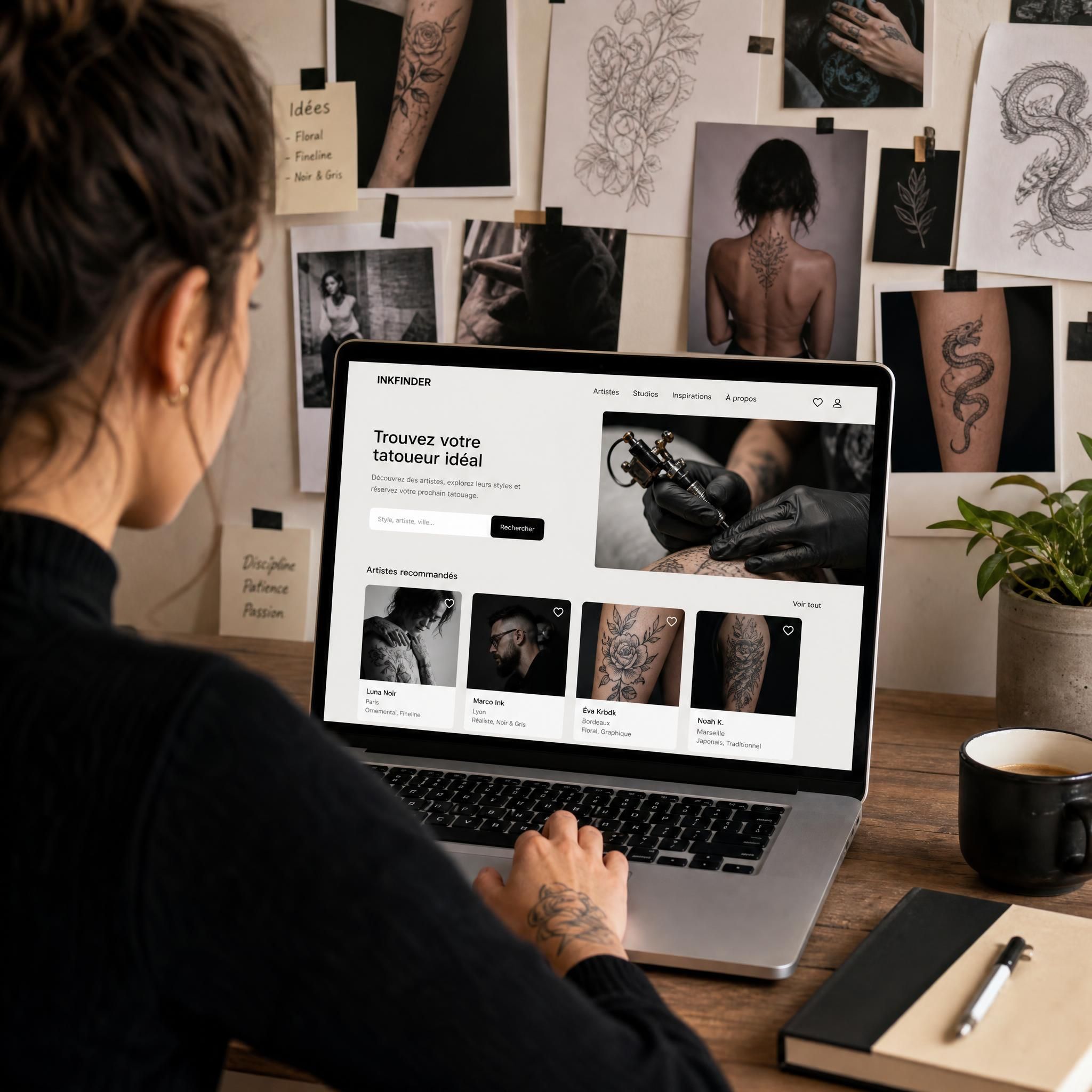 illustration d'une personne naviguant sur un site web de tatoueurs depuis un ordinateur portable, entourée de références de tatouages épinglées sur un mur d'inspiration