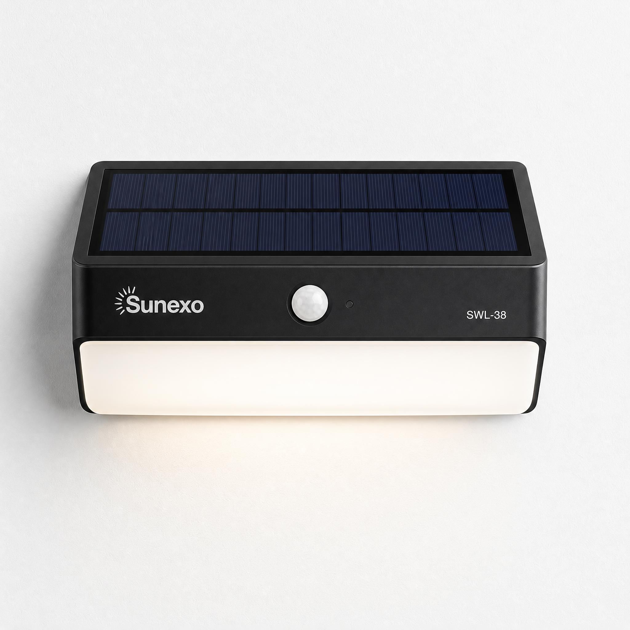 Applique murale solaire SWL-38 Sunexo vue de face sur mur blanc, design épuré et moderne