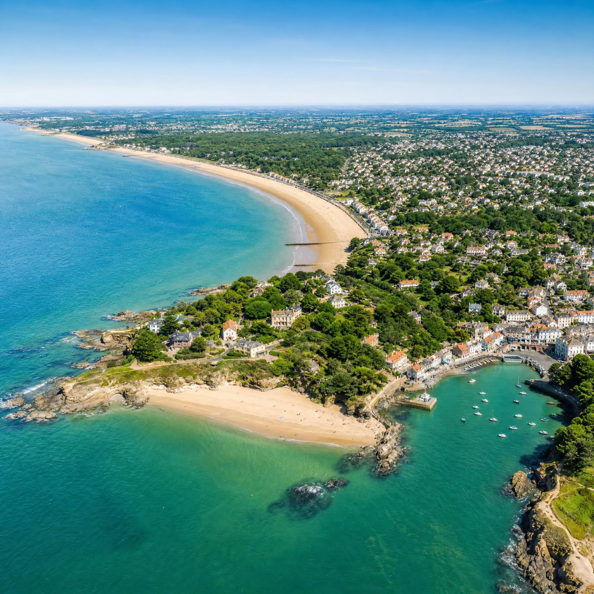 Vue aérienne du littoral du Pays de Retz avec les plages de Saint-Brévin-les-Pins et Pornic, côte atlantique Loire-Atlantique