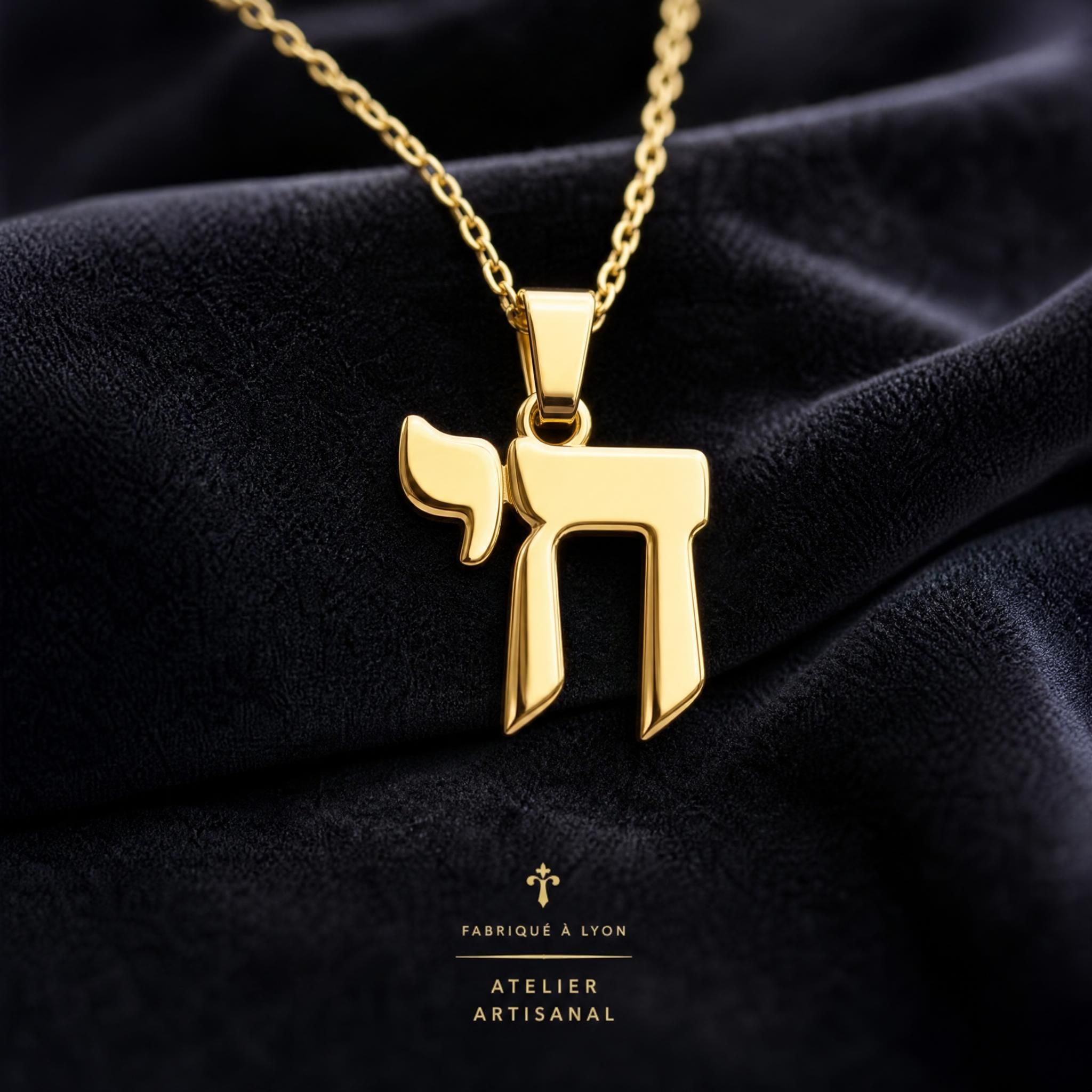 Pendentif hébreu en or 18k représentant une lettre hébraïque Haï, fabriqué à la main dans un atelier lyonnais, posé sur un fond de velours sombre