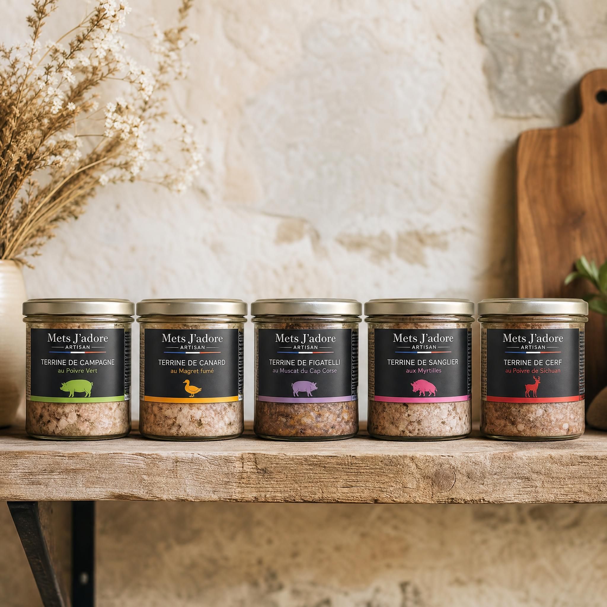 Bocaux de terrines artisanales Mets J'adore alignés sur une étagère en bois, fond rustique, lumière naturelle