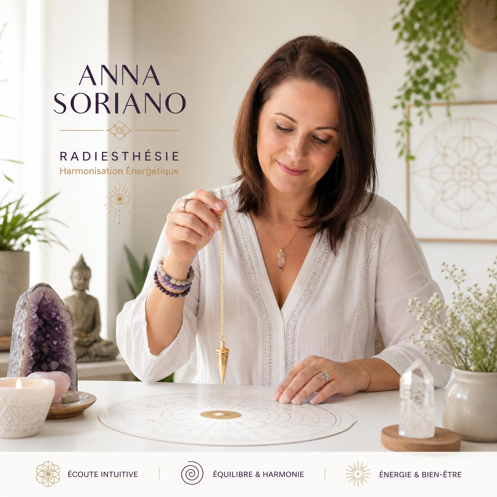 Anna Soriano en séance de radiesthésie avec un pendule Thot, dans un espace lumineux et apaisant symbolisant l'harmonisation énergétique