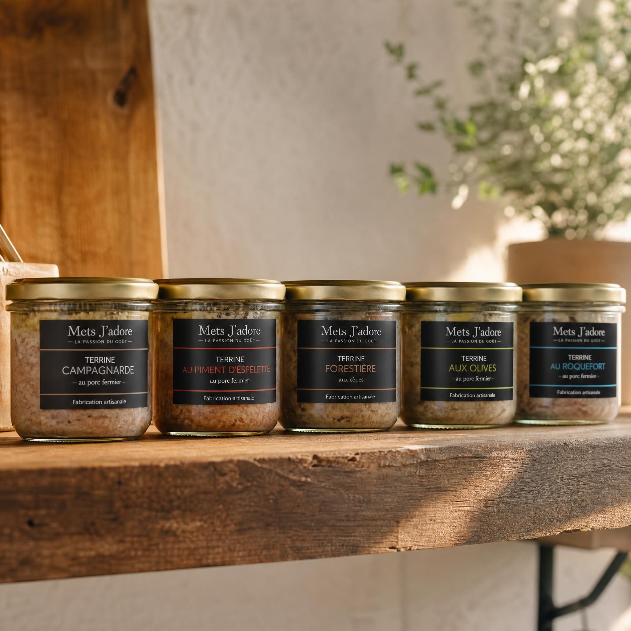 Bocaux de terrines artisanales Mets J'adore alignés sur une étagère en bois, lumière naturelle chaleureuse