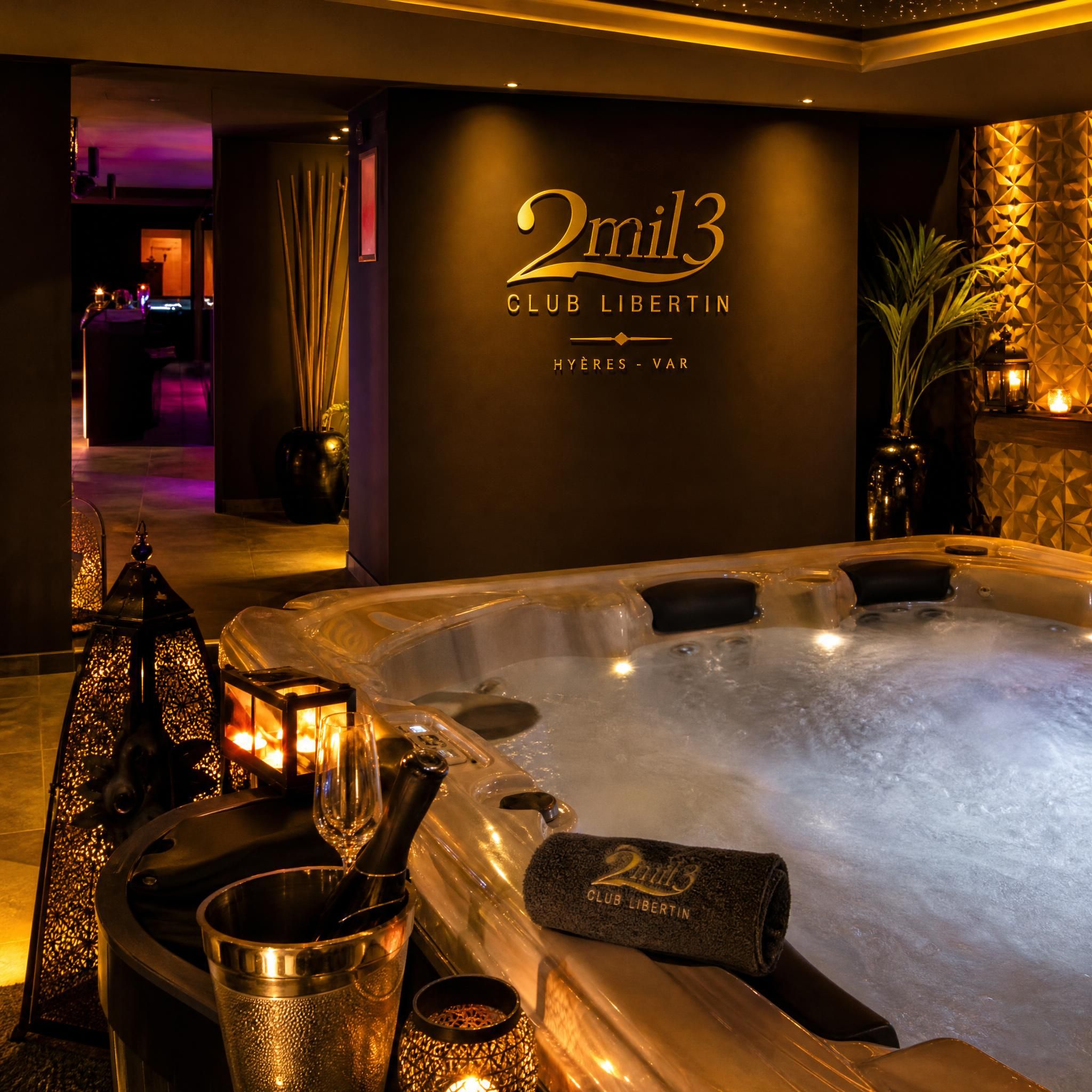 Ambiance balnéo luxueuse et tamisée du club libertin 2mil3 à Hyères dans le Var, jacuzzi et lumières dorées