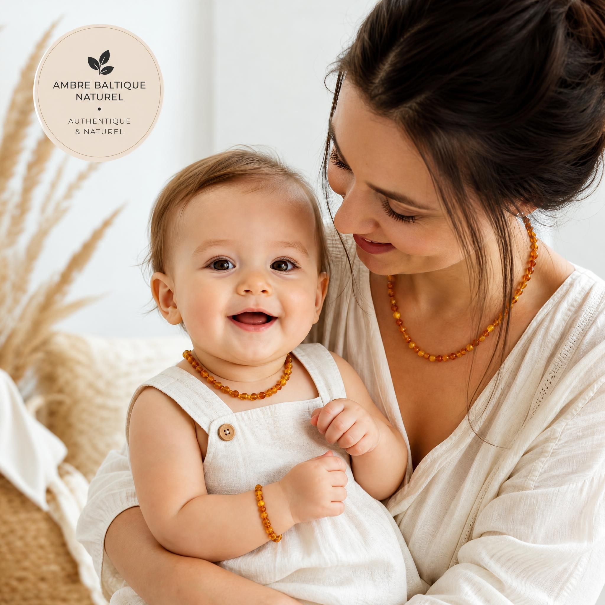 Maman et bébé portant des bijoux en ambre baltique naturel – collier miel et bracelet cognac assortis