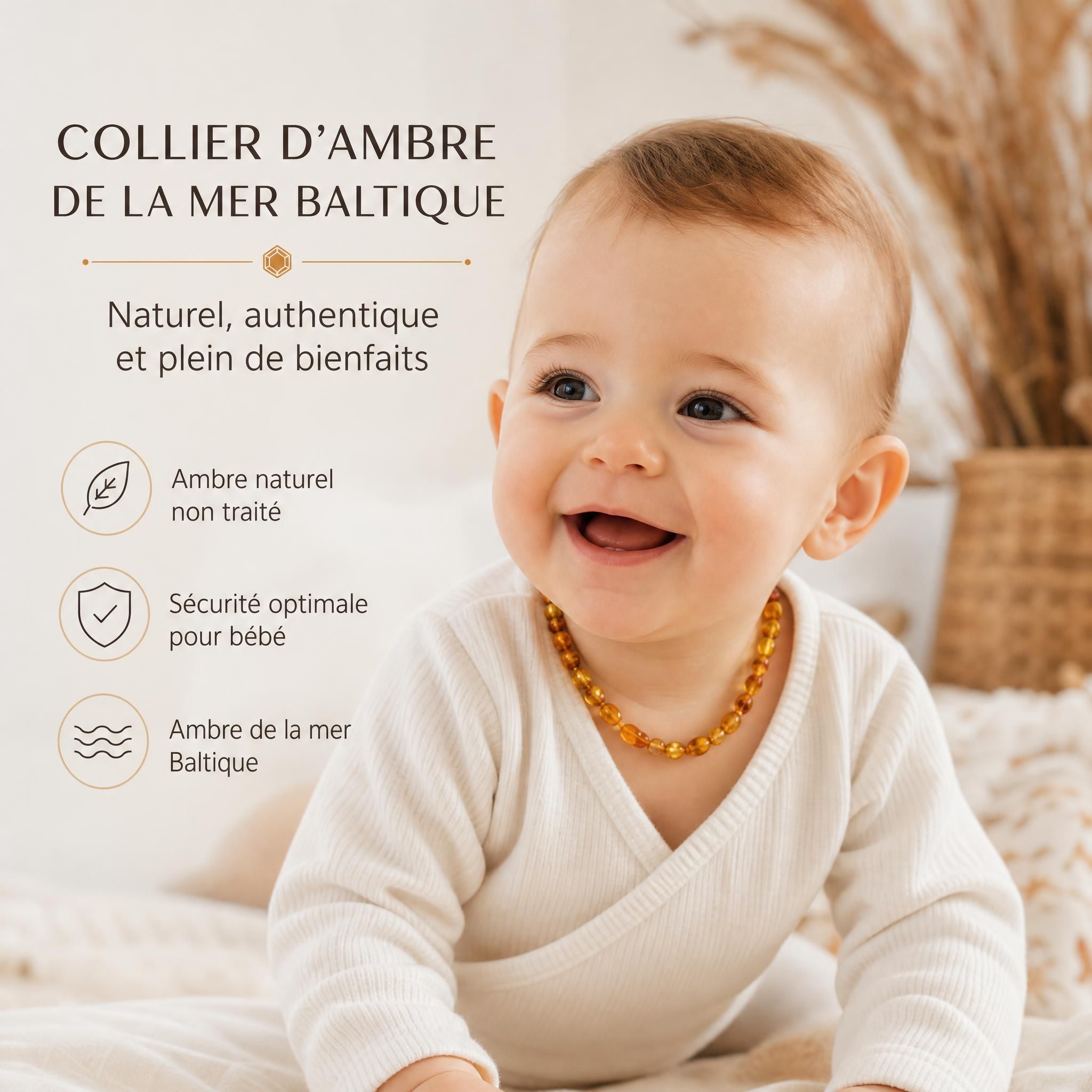 Bébé souriant portant un collier d'ambre naturel de la mer Baltique, perles dorées chaleureuses, ambiance naturelle et douce
