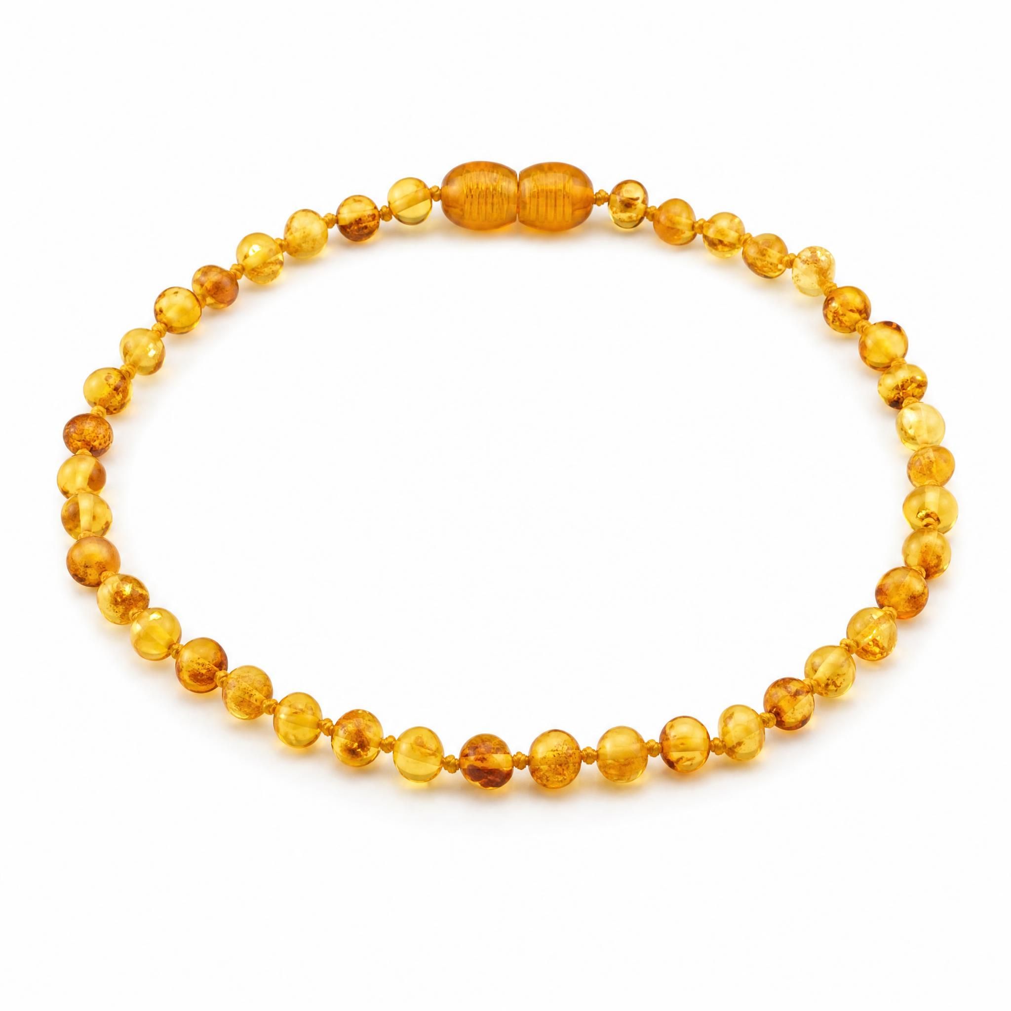 Collier ambre baltique naturel pour bébé, perles dorées sur fond blanc épuré