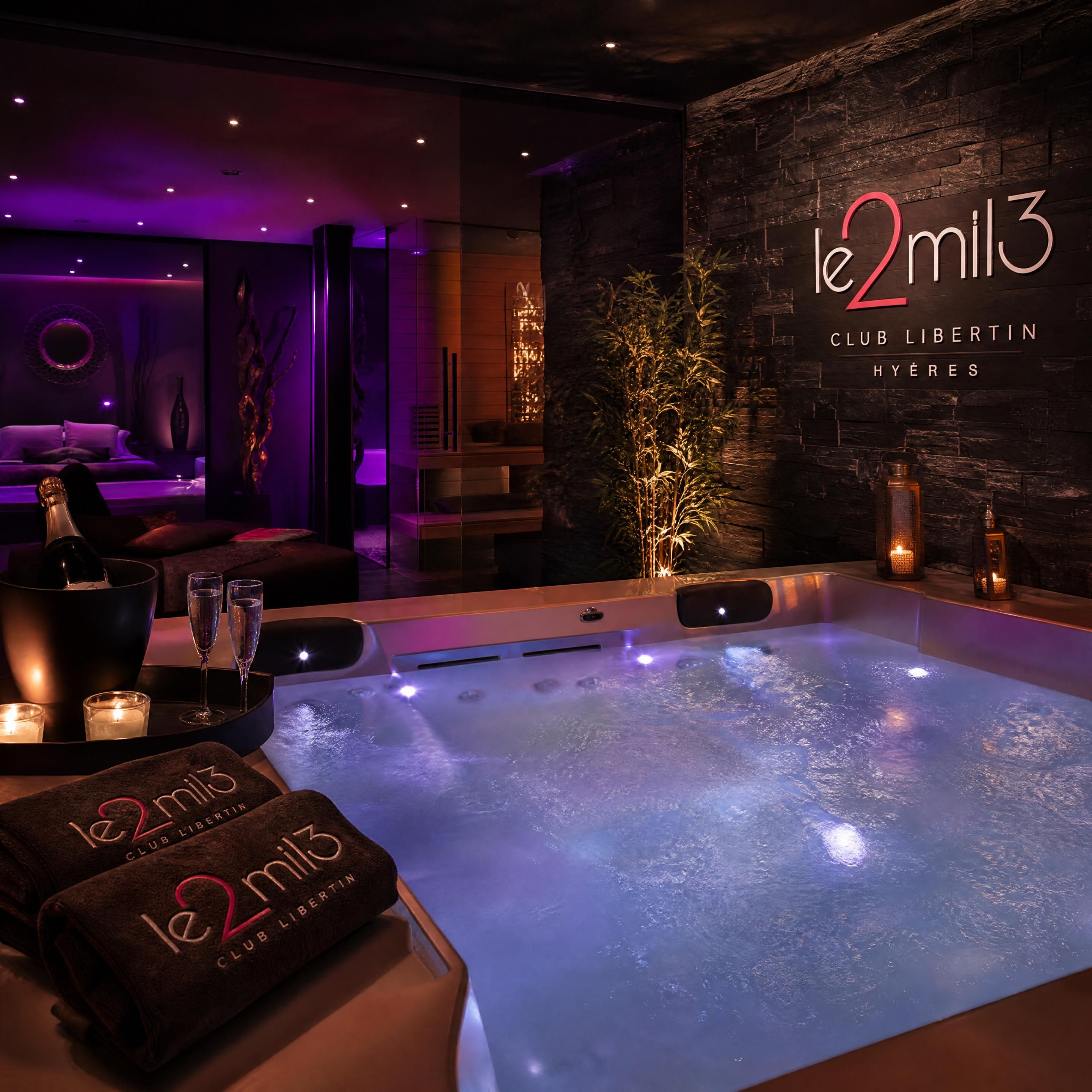 Ambiance feutrée et élégante du spa balnéo haut de gamme au club libertin Le 2mil3 à Hyères