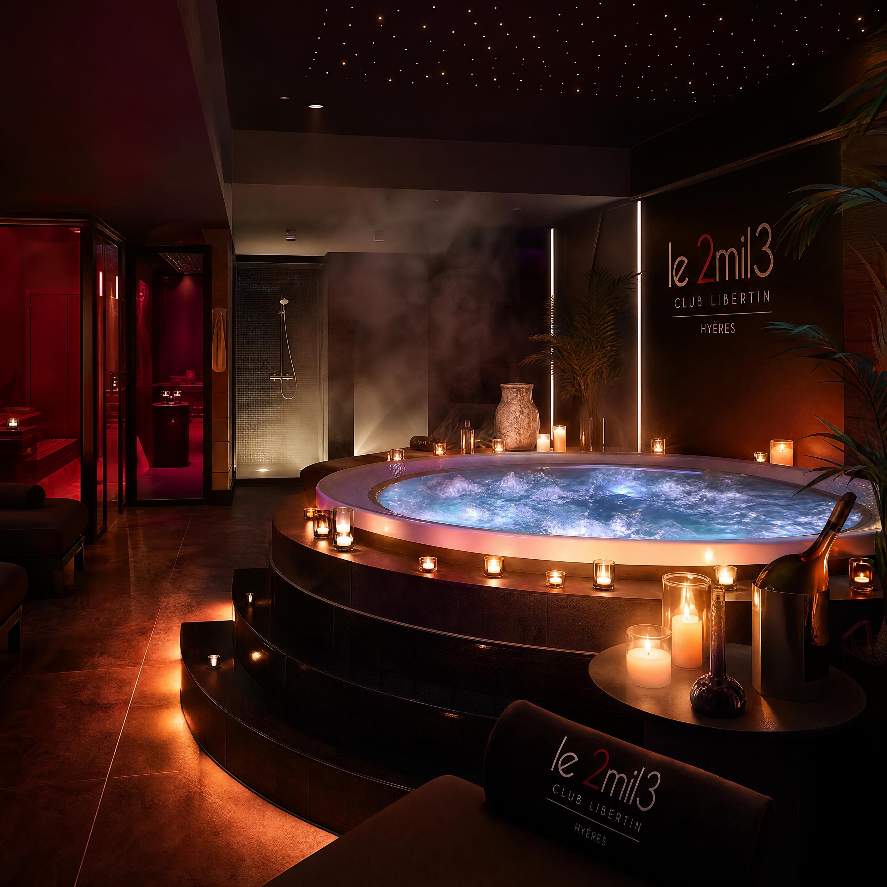 Ambiance feutrée et élégante de l'espace balnéo haut de gamme du club libertin Le 2mil3 à Hyères, avec jacuzzi illuminé de bougies et vapeurs de hammam