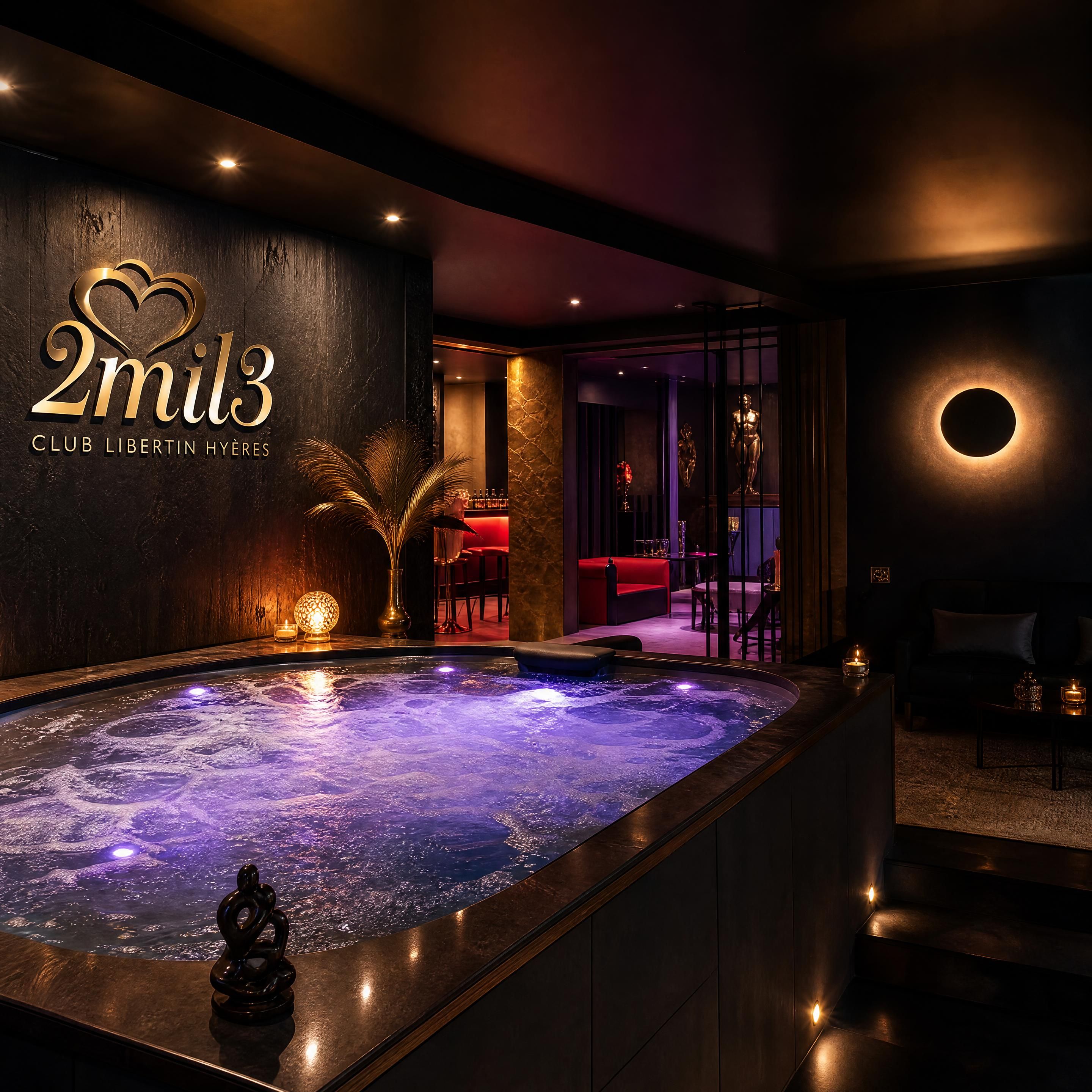 Ambiance feutrée et luxueuse de l'espace balnéo du club libertin 2mil3 à Hyères, avec jacuzzi géant et lumières tamisées