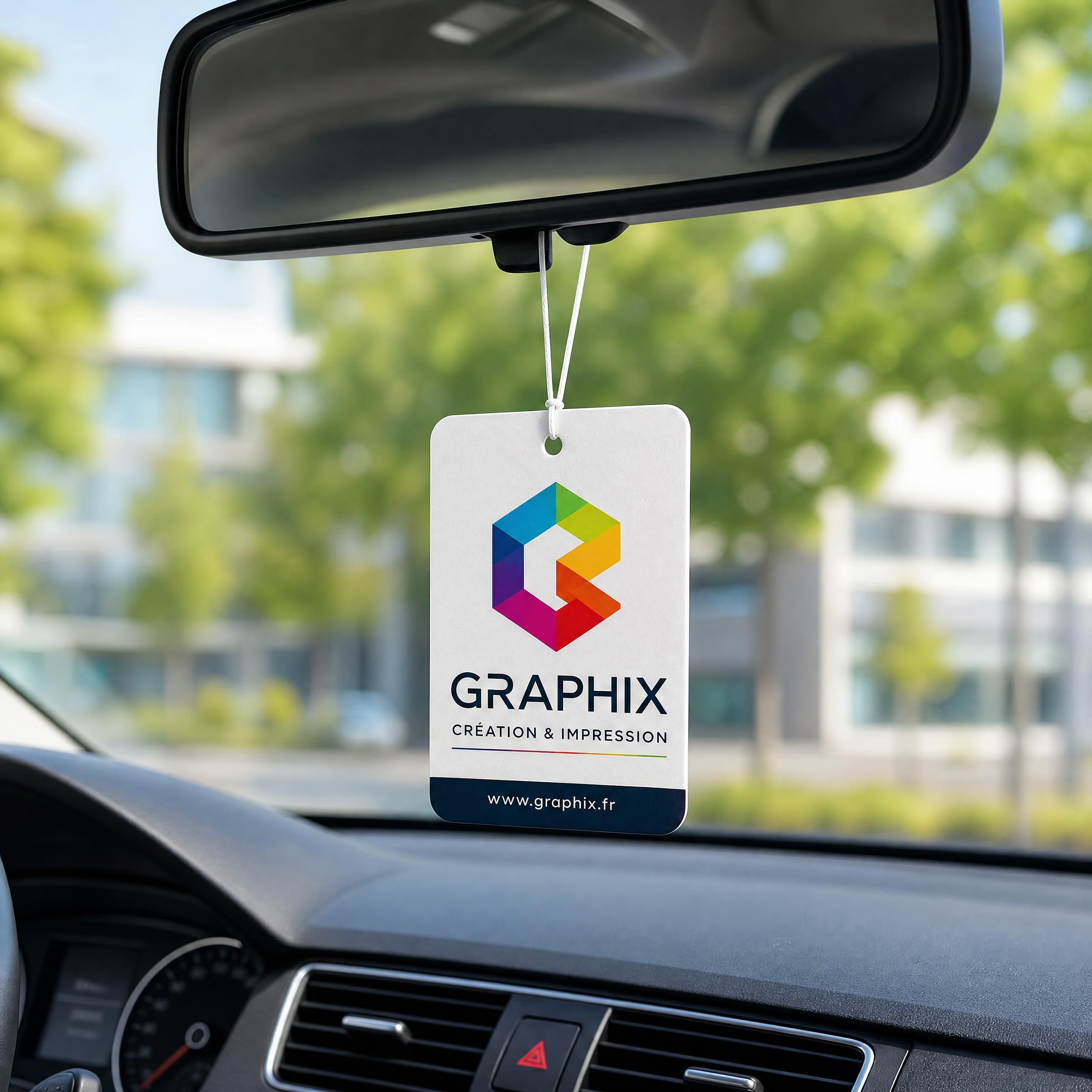Un sent-bon voiture personnalisé suspendu au rétroviseur intérieur d'un véhicule montrant un logo d'entreprise imprimé en quadrichromie