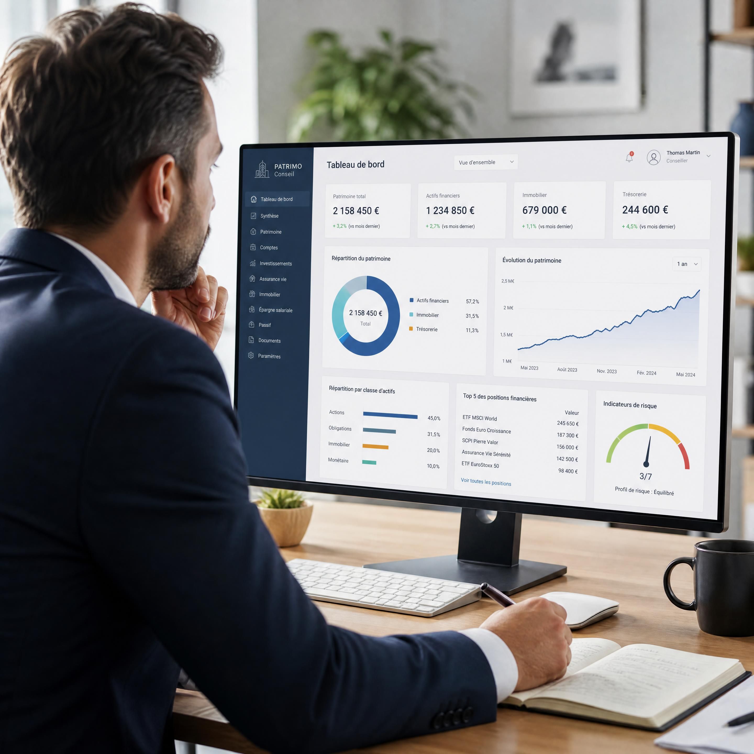 Un conseiller en gestion de patrimoine analysant un tableau de bord d'agrégation de données financières sur son logiciel de gestion