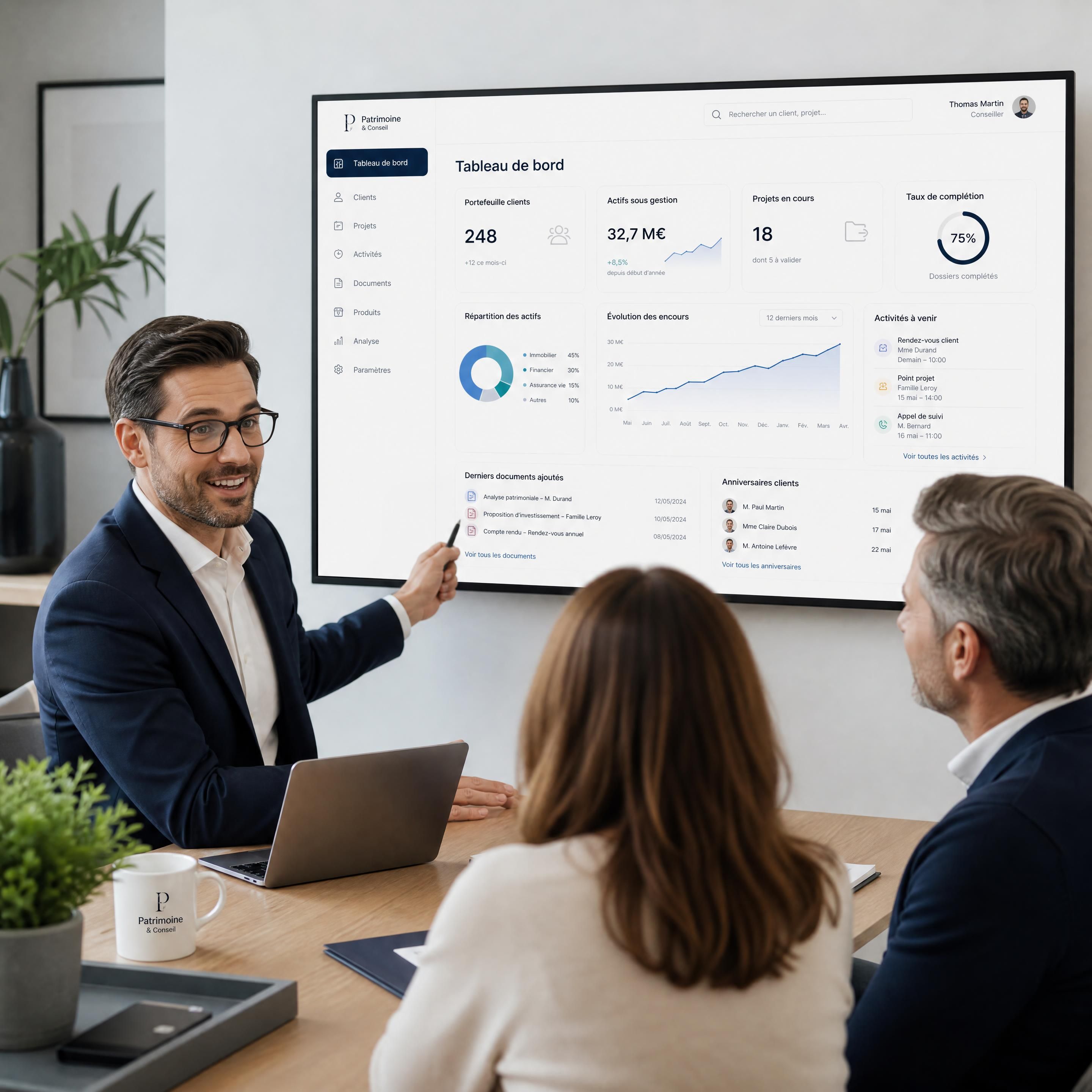 Un conseiller en gestion de patrimoine présentant un tableau de bord CRM moderne et épuré à ses clients lors d'un rendez-vous professionnel