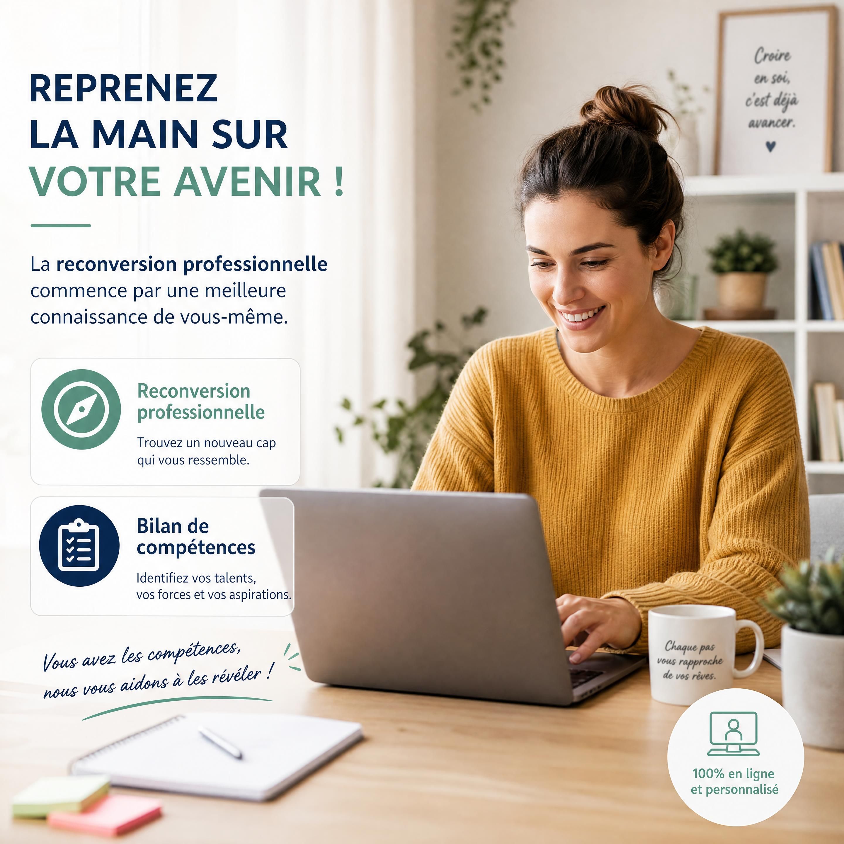 Personne souriante travaillant sur son ordinateur portable à domicile, symbolisant la reconversion professionnelle et le bilan de compétences en ligne