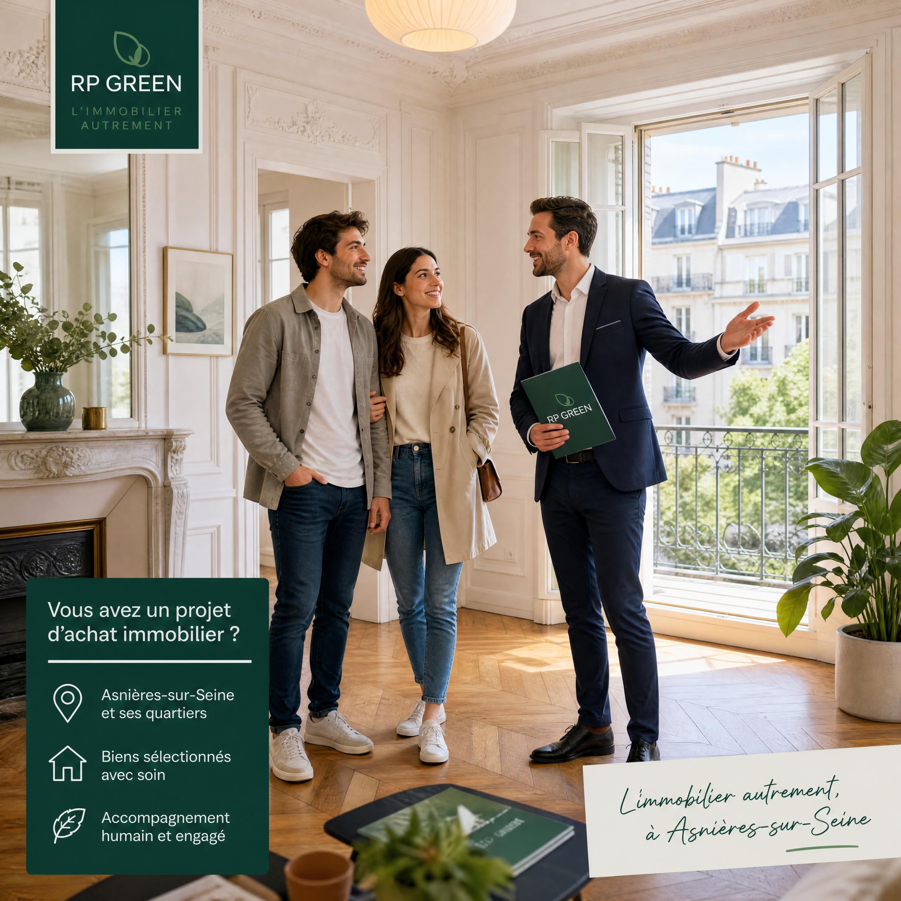 Un jeune couple de primo-accédants souriant, visitant un appartement lumineux de style haussmannien avec parquet et moulures à Asnières-sur-Seine, accompagné d'un conseiller de l'agence immobilière RP Green