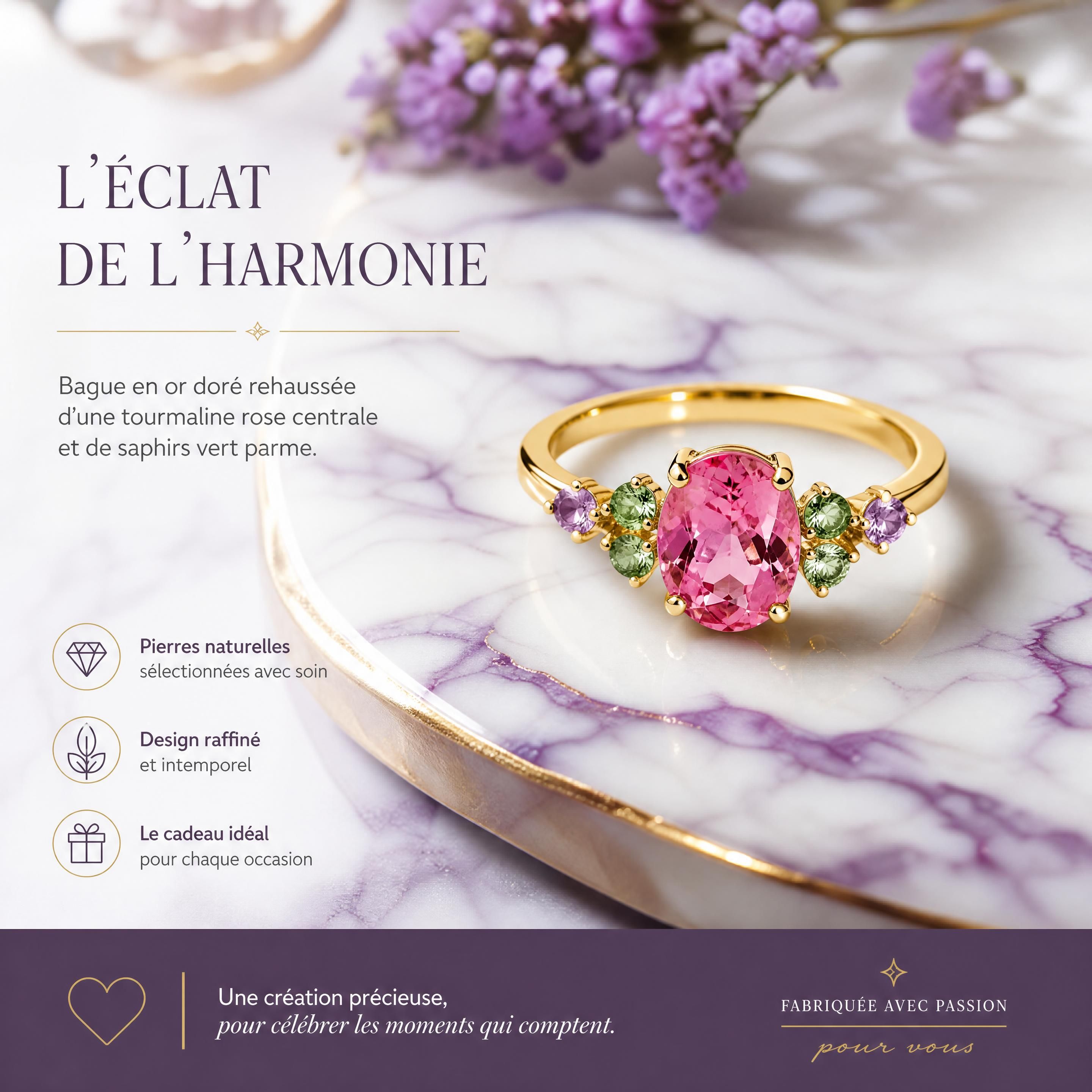 Bague en or doré vif rehaussée d'une tourmaline rose centrale et de petits saphirs vert parme, posée harmonieusement sur un plateau en marbre blanc aux reflets violet chatoyant.